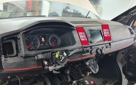 Volkswagen Multivan T6 рестайлинг, 2016 год, 5 900 000 рублей, 8 фотография