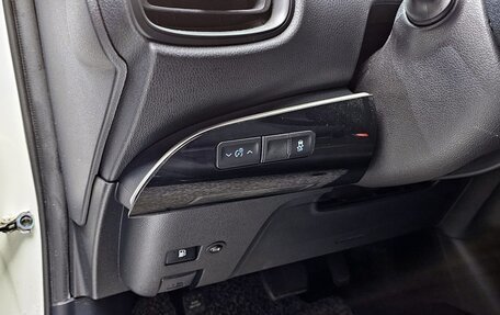 Toyota Prius IV XW50, 2020 год, 2 150 000 рублей, 8 фотография