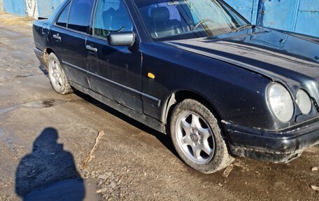 Mercedes-Benz E-Класс, 1997 год, 200 000 рублей, 2 фотография