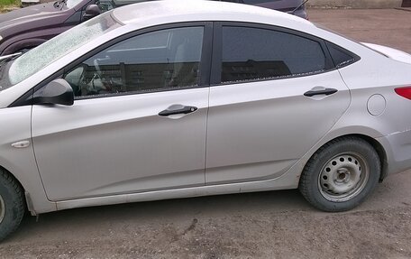 Hyundai Solaris II рестайлинг, 2011 год, 600 000 рублей, 6 фотография