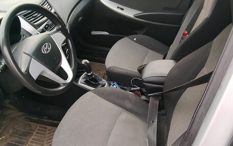 Hyundai Solaris II рестайлинг, 2011 год, 600 000 рублей, 9 фотография