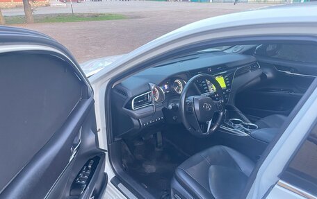 Toyota Camry, 2018 год, 2 850 000 рублей, 8 фотография