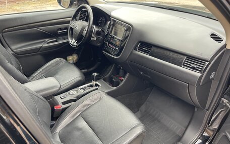 Mitsubishi Outlander III рестайлинг 3, 2015 год, 1 780 000 рублей, 12 фотография