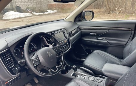 Mitsubishi Outlander III рестайлинг 3, 2015 год, 1 780 000 рублей, 10 фотография