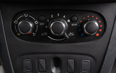 Renault Logan II, 2018 год, 829 000 рублей, 13 фотография