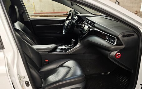 Toyota Camry, 2018 год, 2 290 000 рублей, 15 фотография