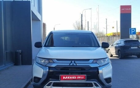 Mitsubishi Outlander III рестайлинг 3, 2018 год, 1 596 000 рублей, 2 фотография