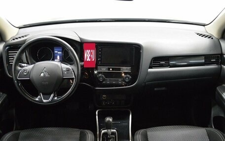 Mitsubishi Outlander III рестайлинг 3, 2018 год, 2 150 000 рублей, 14 фотография