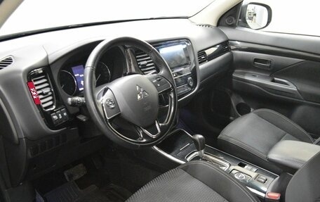 Mitsubishi Outlander III рестайлинг 3, 2018 год, 2 150 000 рублей, 10 фотография