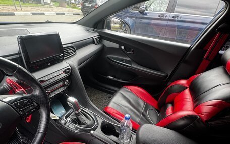 Hyundai Veloster II, 2019 год, 2 050 000 рублей, 12 фотография