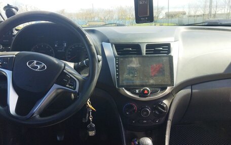 Hyundai Solaris II рестайлинг, 2015 год, 750 000 рублей, 2 фотография