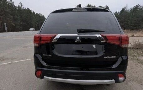 Mitsubishi Outlander III рестайлинг 3, 2017 год, 1 700 000 рублей, 3 фотография