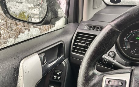 Toyota Land Cruiser Prado 150 рестайлинг 2, 2011 год, 2 700 000 рублей, 9 фотография