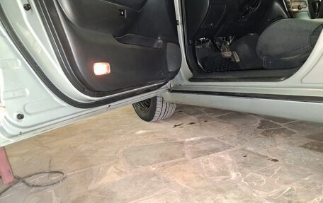 Toyota Avensis III рестайлинг, 2005 год, 900 000 рублей, 19 фотография