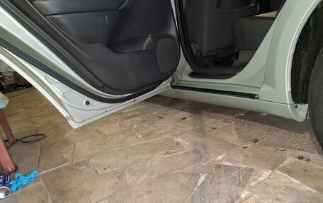 Toyota Avensis III рестайлинг, 2005 год, 900 000 рублей, 23 фотография