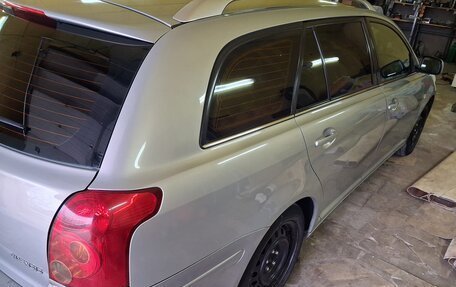 Toyota Avensis III рестайлинг, 2005 год, 900 000 рублей, 26 фотография