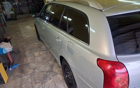 Toyota Avensis III рестайлинг, 2005 год, 900 000 рублей, 28 фотография