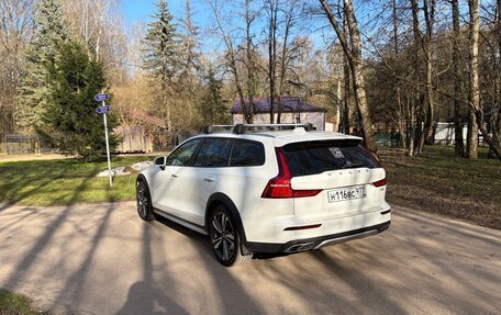 Volvo V60 Cross Country II, 2019 год, 4 500 000 рублей, 4 фотография