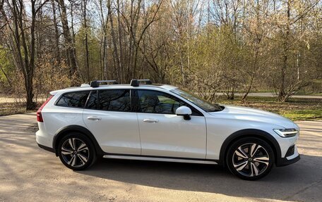 Volvo V60 Cross Country II, 2019 год, 4 500 000 рублей, 7 фотография