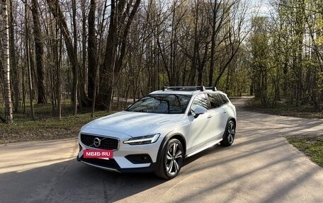 Volvo V60 Cross Country II, 2019 год, 4 500 000 рублей, 5 фотография