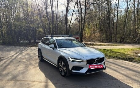 Volvo V60 Cross Country II, 2019 год, 4 500 000 рублей, 6 фотография