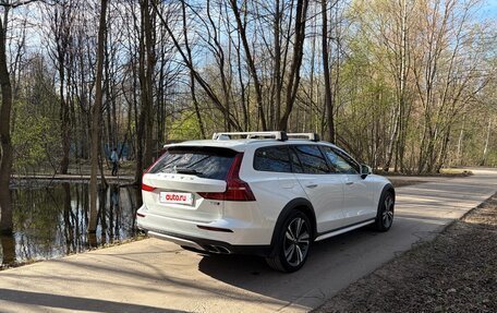 Volvo V60 Cross Country II, 2019 год, 4 500 000 рублей, 21 фотография