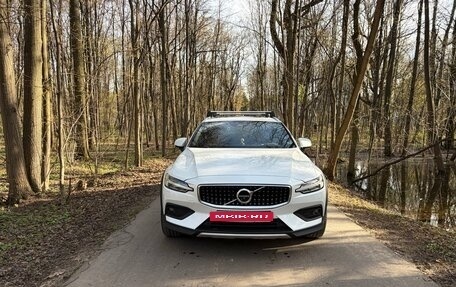 Volvo V60 Cross Country II, 2019 год, 4 500 000 рублей, 23 фотография