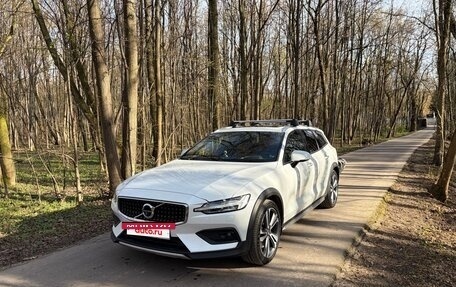 Volvo V60 Cross Country II, 2019 год, 4 500 000 рублей, 24 фотография