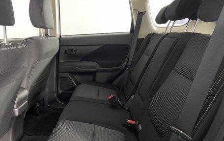 Mitsubishi Outlander III рестайлинг 3, 2019 год, 1 650 000 рублей, 14 фотография