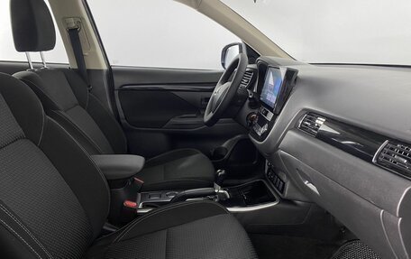 Mitsubishi Outlander III рестайлинг 3, 2019 год, 1 650 000 рублей, 13 фотография