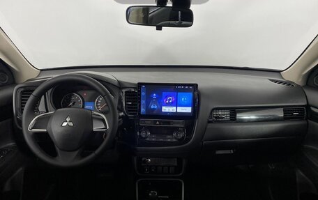 Mitsubishi Outlander III рестайлинг 3, 2019 год, 1 650 000 рублей, 16 фотография