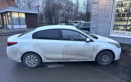 KIA Rio IV, 2018 год, 700 000 рублей, 2 фотография