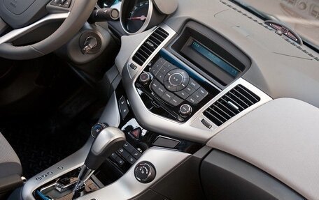 Chevrolet Cruze II, 2010 год, 800 000 рублей, 7 фотография