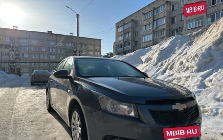 Chevrolet Cruze II, 2010 год, 800 000 рублей, 4 фотография