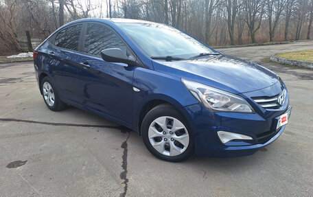 Hyundai Solaris II рестайлинг, 2015 год, 1 050 000 рублей, 1 фотография