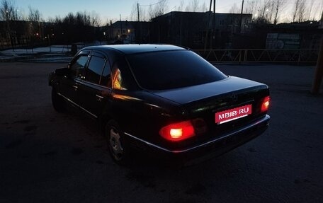 Mercedes-Benz E-Класс, 1997 год, 265 000 рублей, 4 фотография