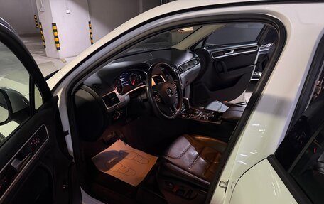 Volkswagen Touareg III, 2011 год, 1 300 000 рублей, 13 фотография