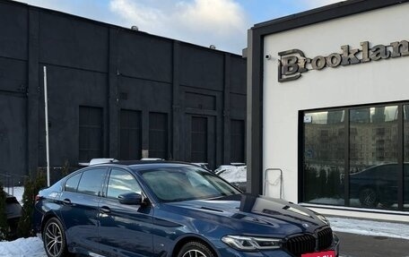 BMW 5 серия, 2021 год, 5 300 000 рублей, 3 фотография