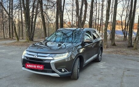 Mitsubishi Outlander III рестайлинг 3, 2015 год, 1 950 000 рублей, 2 фотография