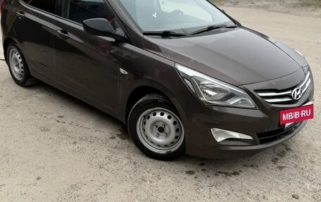 Hyundai Solaris II рестайлинг, 2015 год, 900 000 рублей, 2 фотография