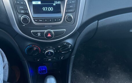 Hyundai Solaris II рестайлинг, 2015 год, 975 000 рублей, 12 фотография