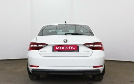 Skoda Superb III рестайлинг, 2018 год, 1 990 000 рублей, 4 фотография