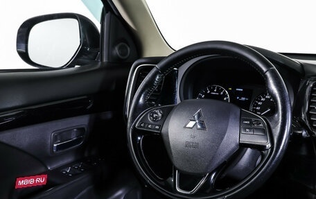 Mitsubishi Outlander III рестайлинг 3, 2019 год, 1 990 000 рублей, 13 фотография