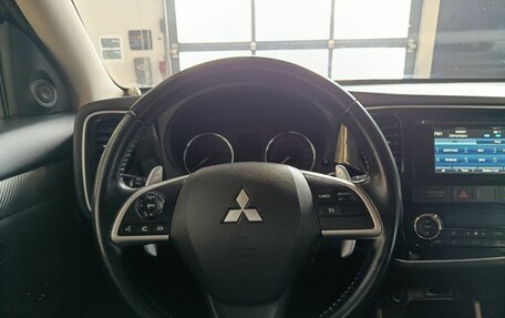 Mitsubishi Outlander III рестайлинг 3, 2014 год, 1 375 000 рублей, 10 фотография