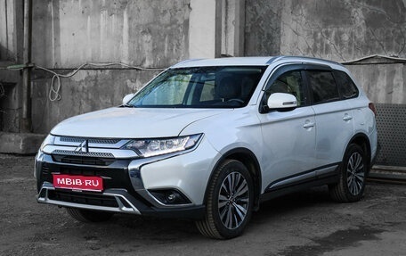 Mitsubishi Outlander III рестайлинг 3, 2019 год, 2 200 000 рублей, 1 фотография