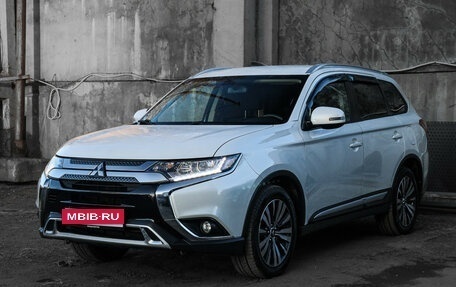 Mitsubishi Outlander III рестайлинг 3, 2019 год, 2 500 000 рублей, 1 фотография