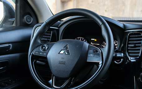 Mitsubishi Outlander III рестайлинг 3, 2019 год, 2 500 000 рублей, 11 фотография