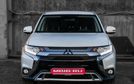 Mitsubishi Outlander III рестайлинг 3, 2019 год, 2 500 000 рублей, 2 фотография