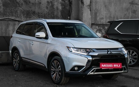 Mitsubishi Outlander III рестайлинг 3, 2019 год, 2 500 000 рублей, 3 фотография