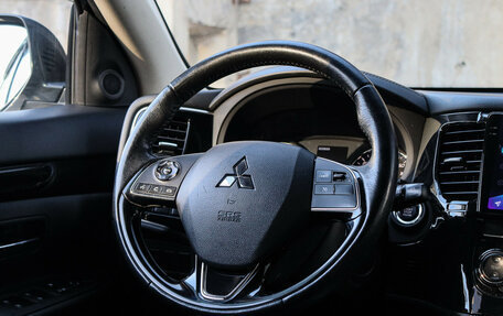 Mitsubishi Outlander III рестайлинг 3, 2019 год, 2 200 000 рублей, 11 фотография